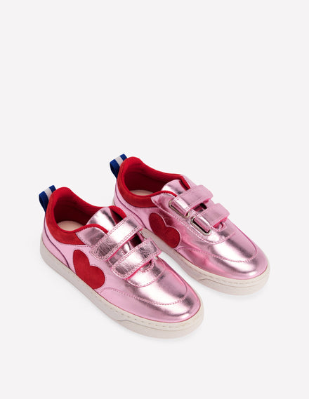 Niedrige Sneaker mit Blockfarben-Metallic-Pink Herz
