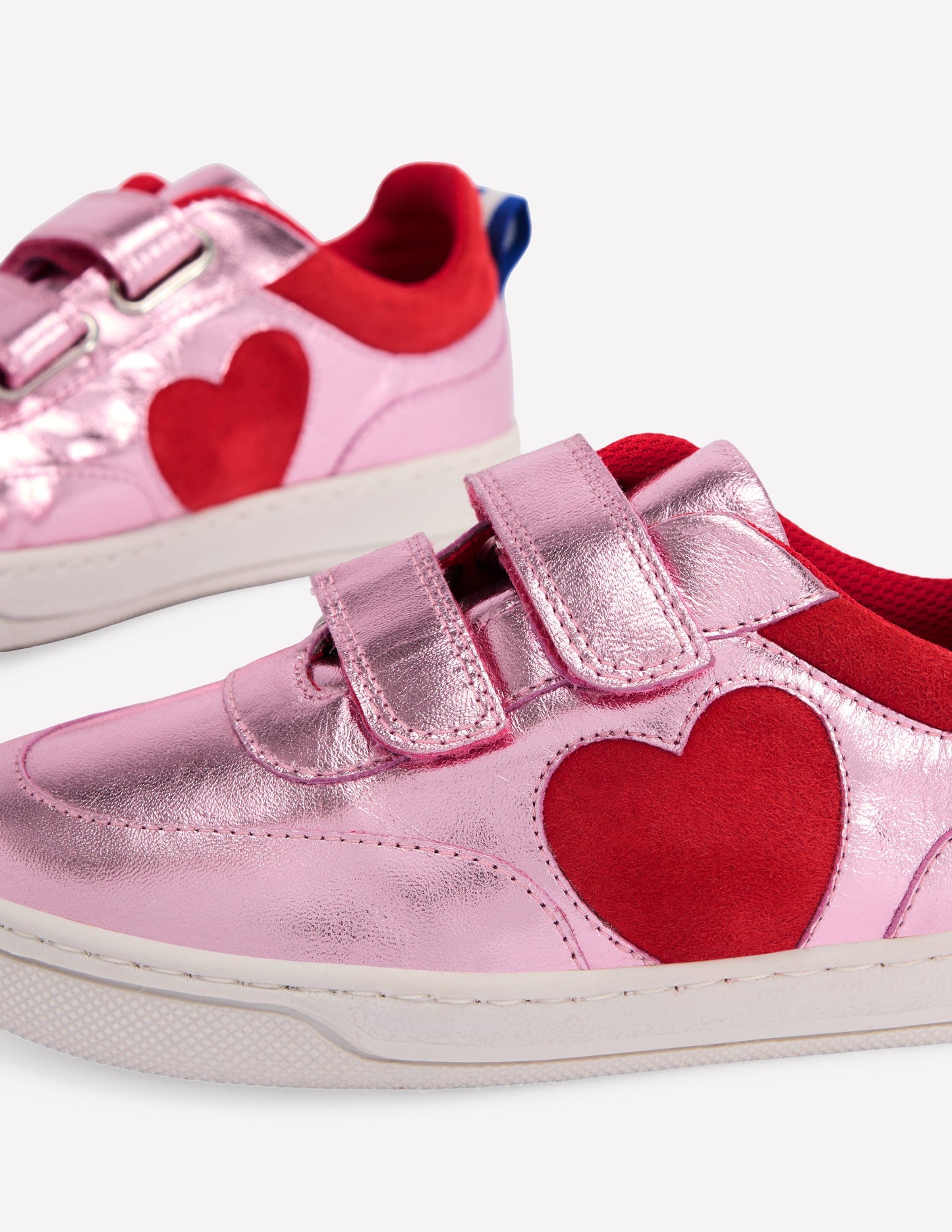 Niedrige Sneaker mit Blockfarben-Metallic-Pink Herz