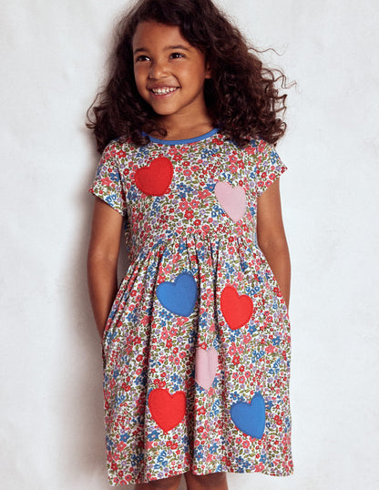 T-Shirt-Kleid mit Applikationen-Rosarot Blumenbeet Herzen-1