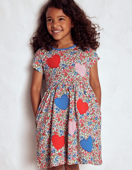 T-Shirt-Kleid mit Applikationen-Rosarot Blumenbeet Herzen