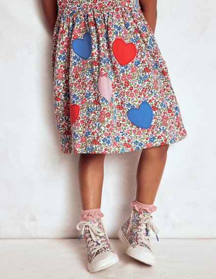 T-Shirt-Kleid mit Applikationen-Rosarot Blumenbeet Herzen