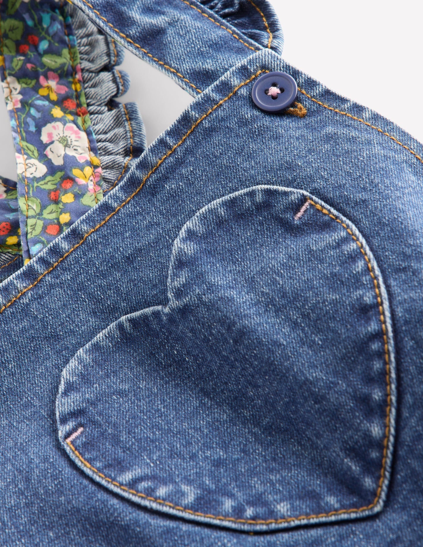 Latzhose mit Rüschen-Medium Vintage Herz-Applikation