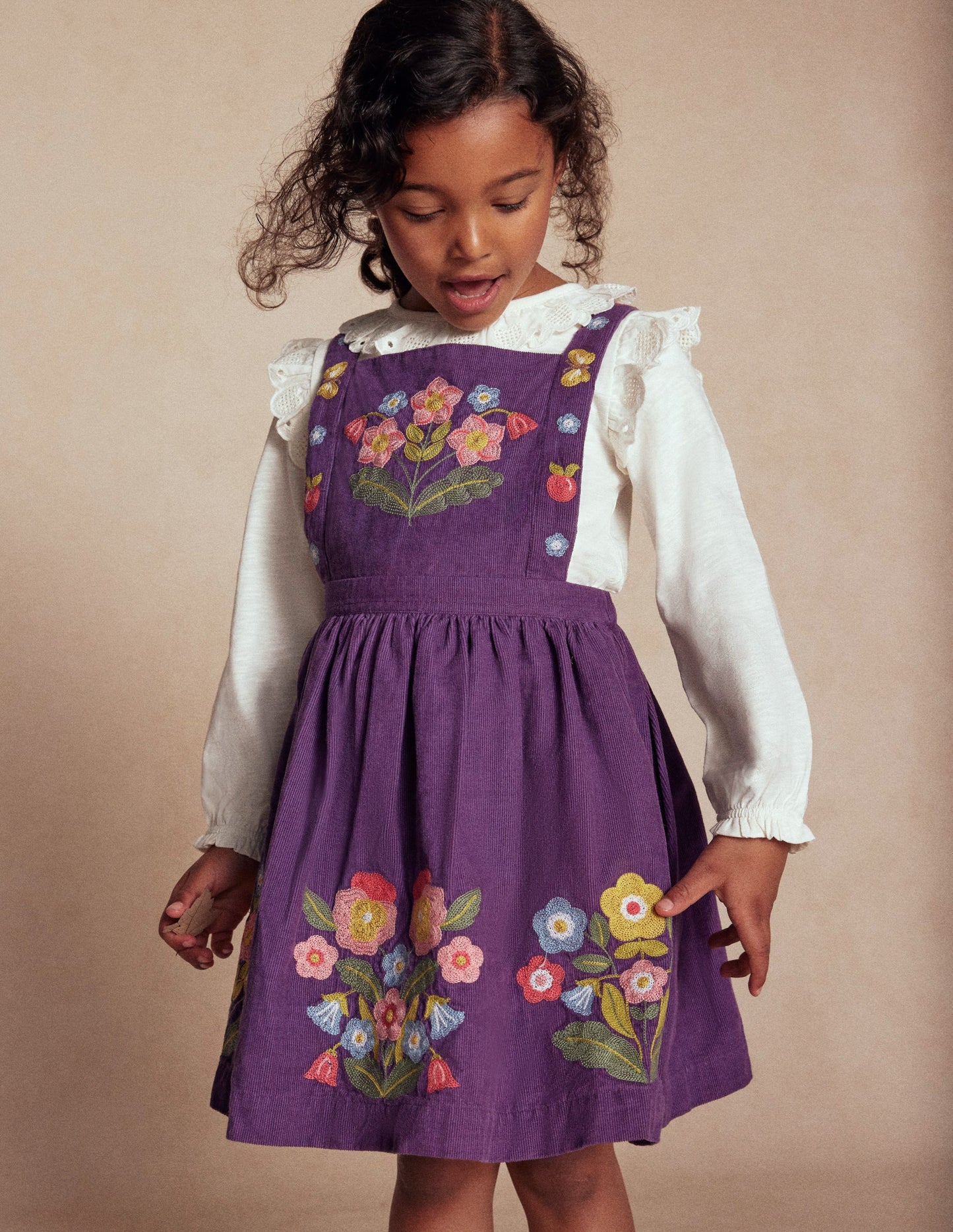 Besticktes Schürzenkleid-Mystisches Violett Stickerei