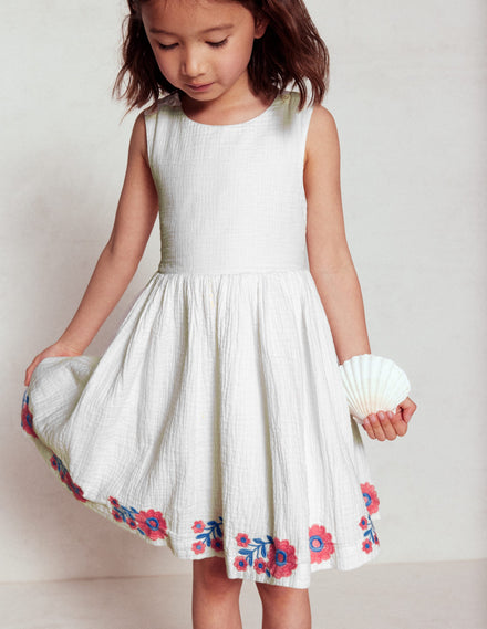Harper Kleid mit gekreuzten Rückenträgern-Weiß mit Stickerei