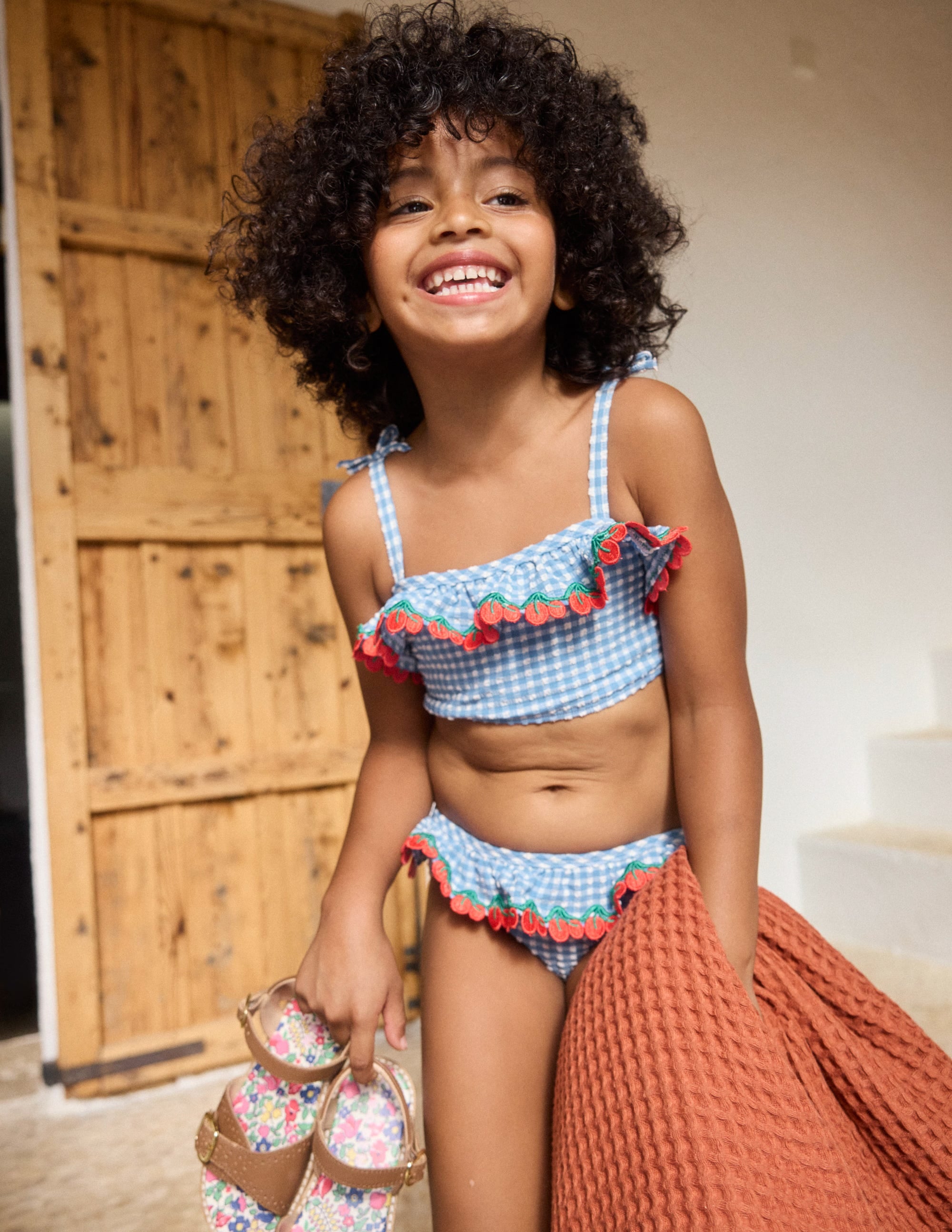 Tallulah Bikini mit Rüschen-Blau Vichykaro Kirschen - Image 4
