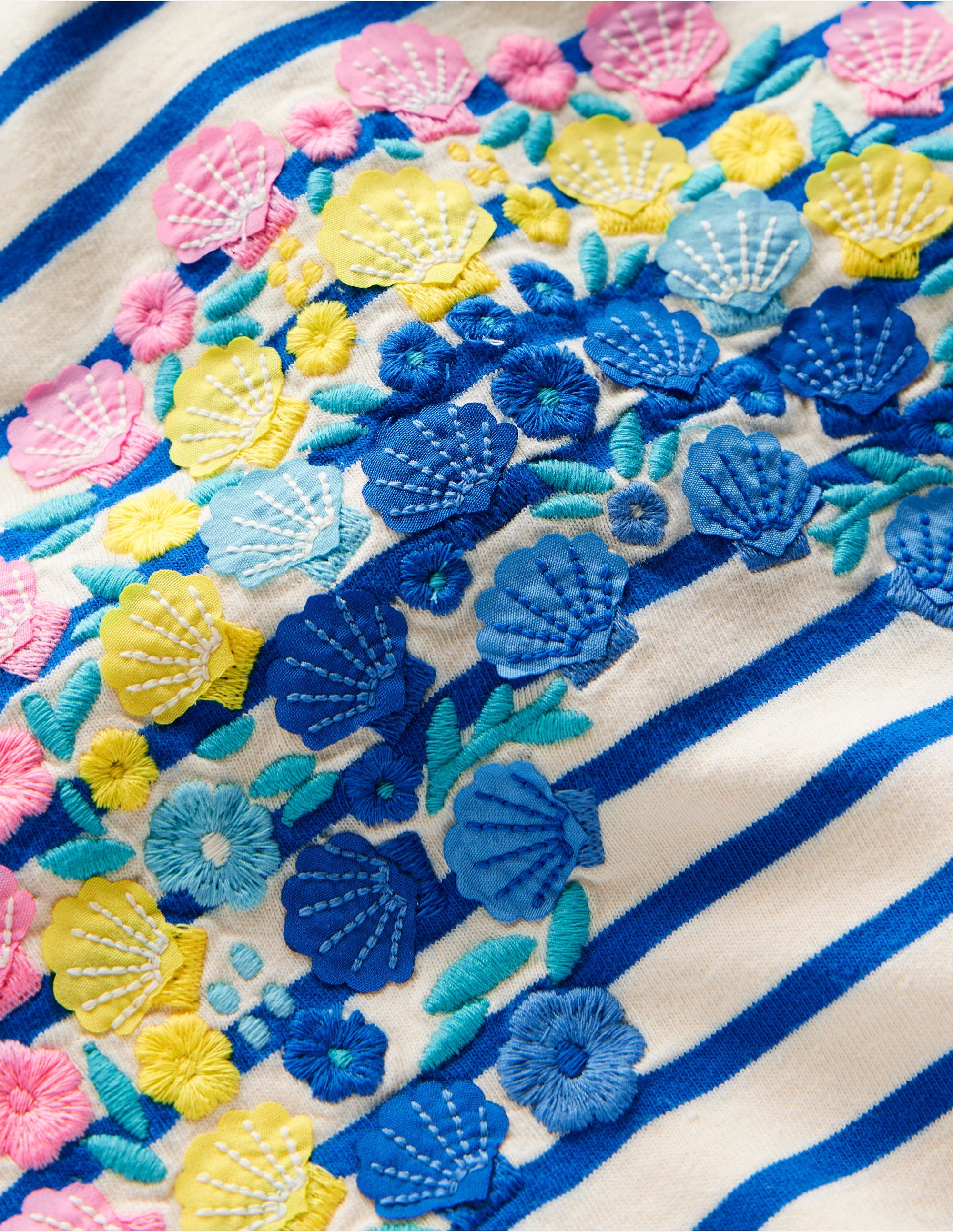 T-Shirt mit Applikation-Pfauenfederblau/Weiches Naturweiß - Image 3
