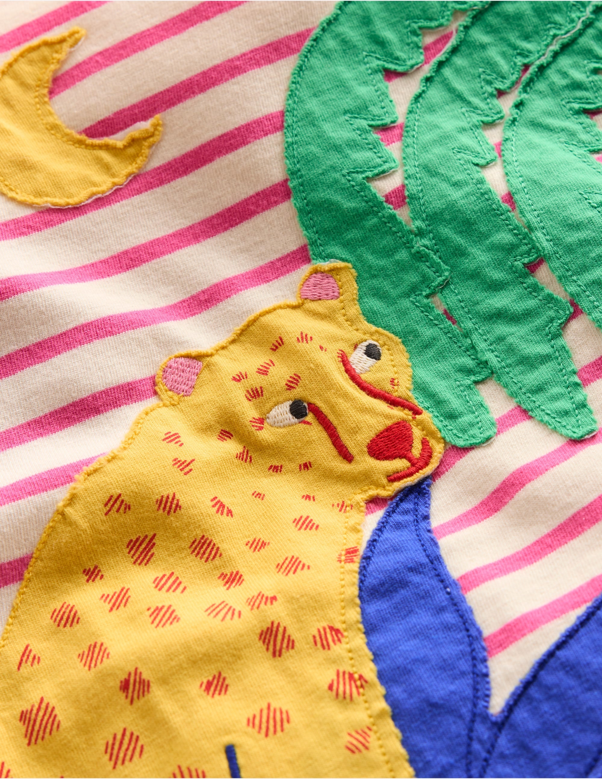 T-Shirt mit Applikation-Rosenblütenrosa Gepard - Image 3