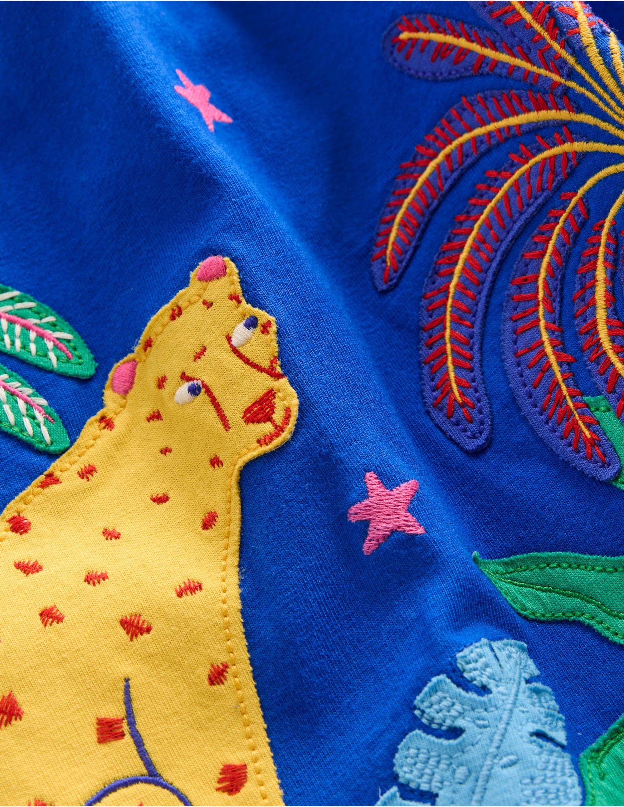 Clare Gesmoktes Kleid mit Applikation-Blau Safari Tiere - Image 3