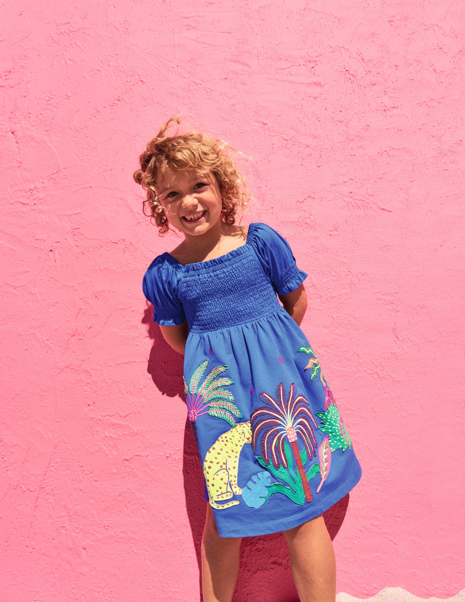 Clare Gesmoktes Kleid mit Applikation-Blau Safari Tiere-4