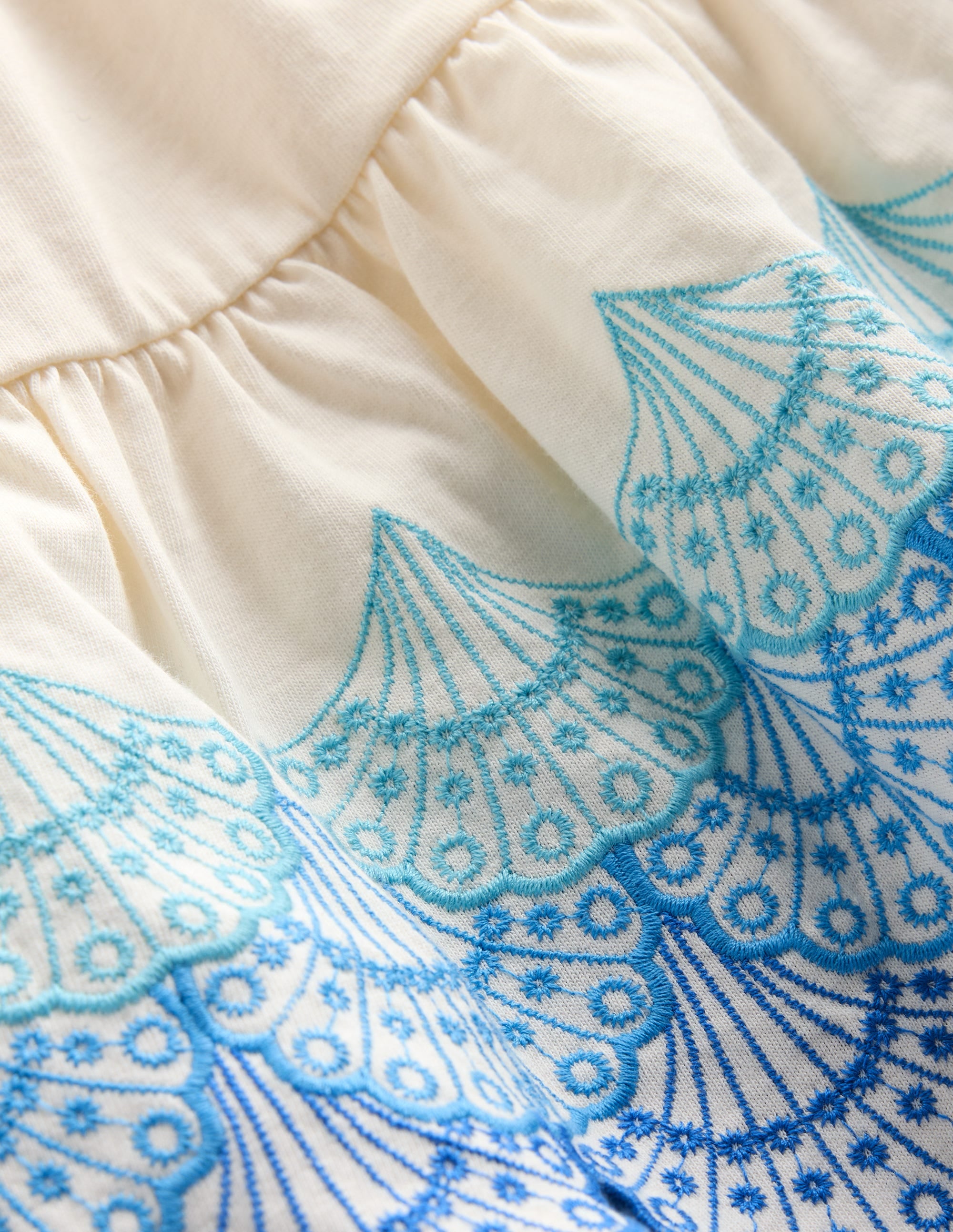 Enza Jerseykleid mit Lochstickerei am Saum-Sanftes Naturweiß Muscheln - Image 3