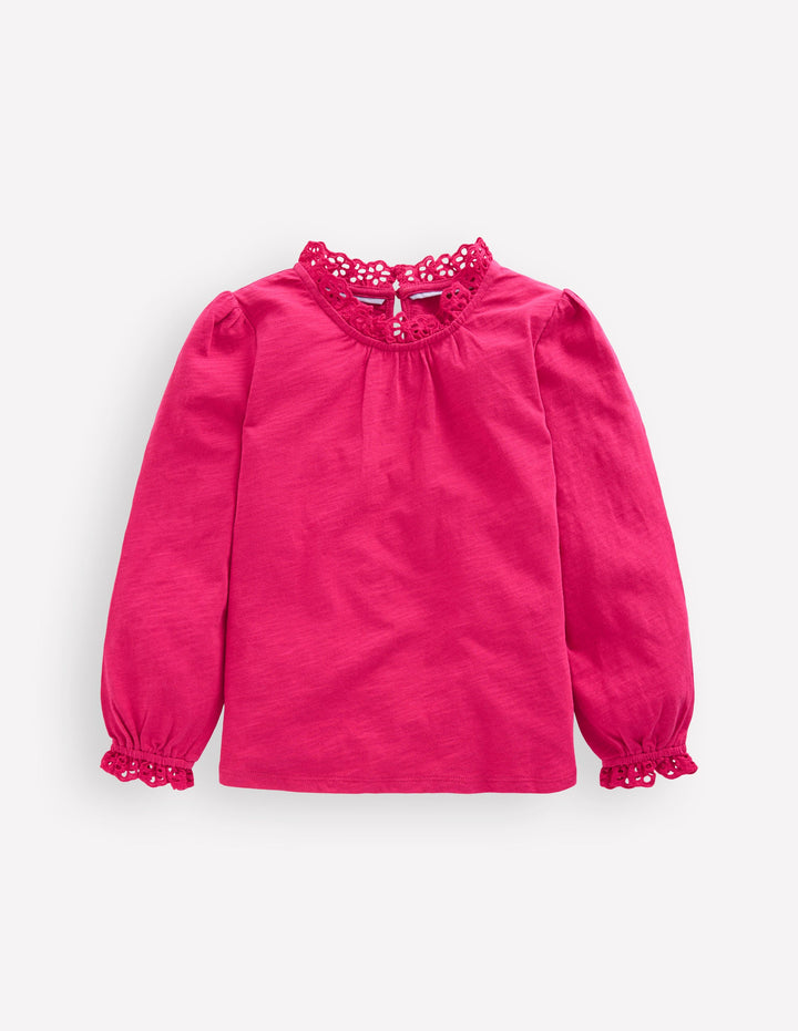 Jerseyoberteil mit Lochstickerei-Kirschkonfitüre