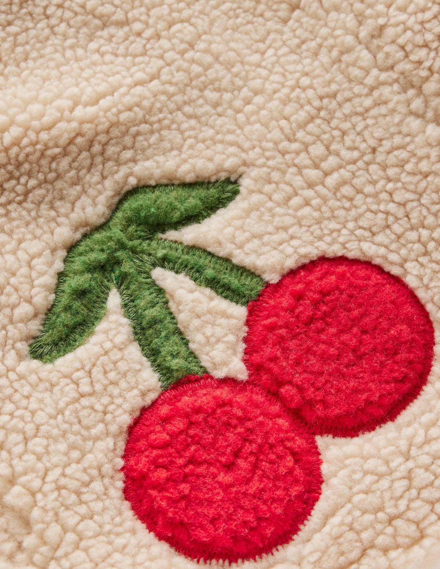 Auffällige Teddyfelljacke-Kirsch-Applikation