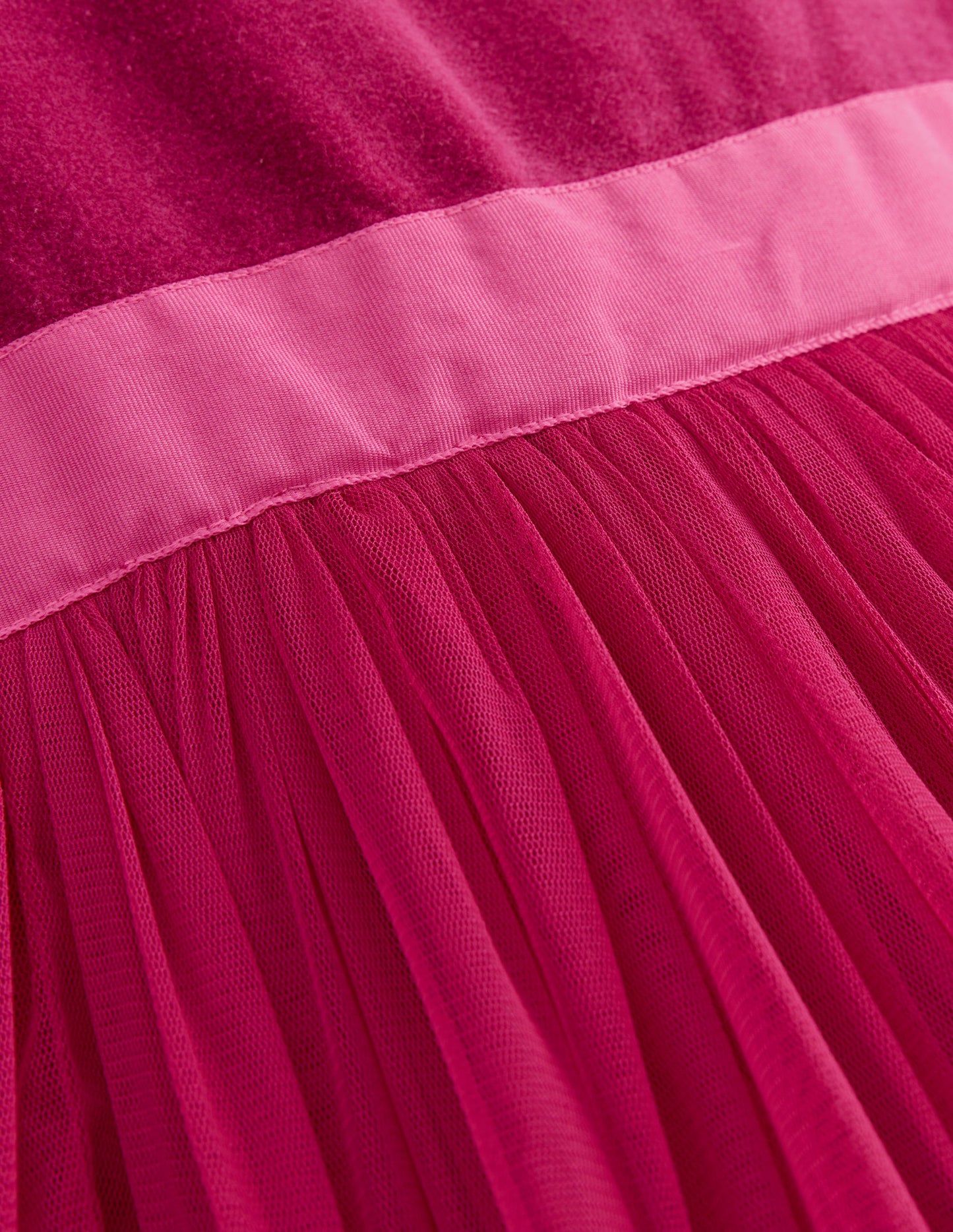 Ausgestelltes Kleid für besondere Anlässe-Kirschkonfitüre