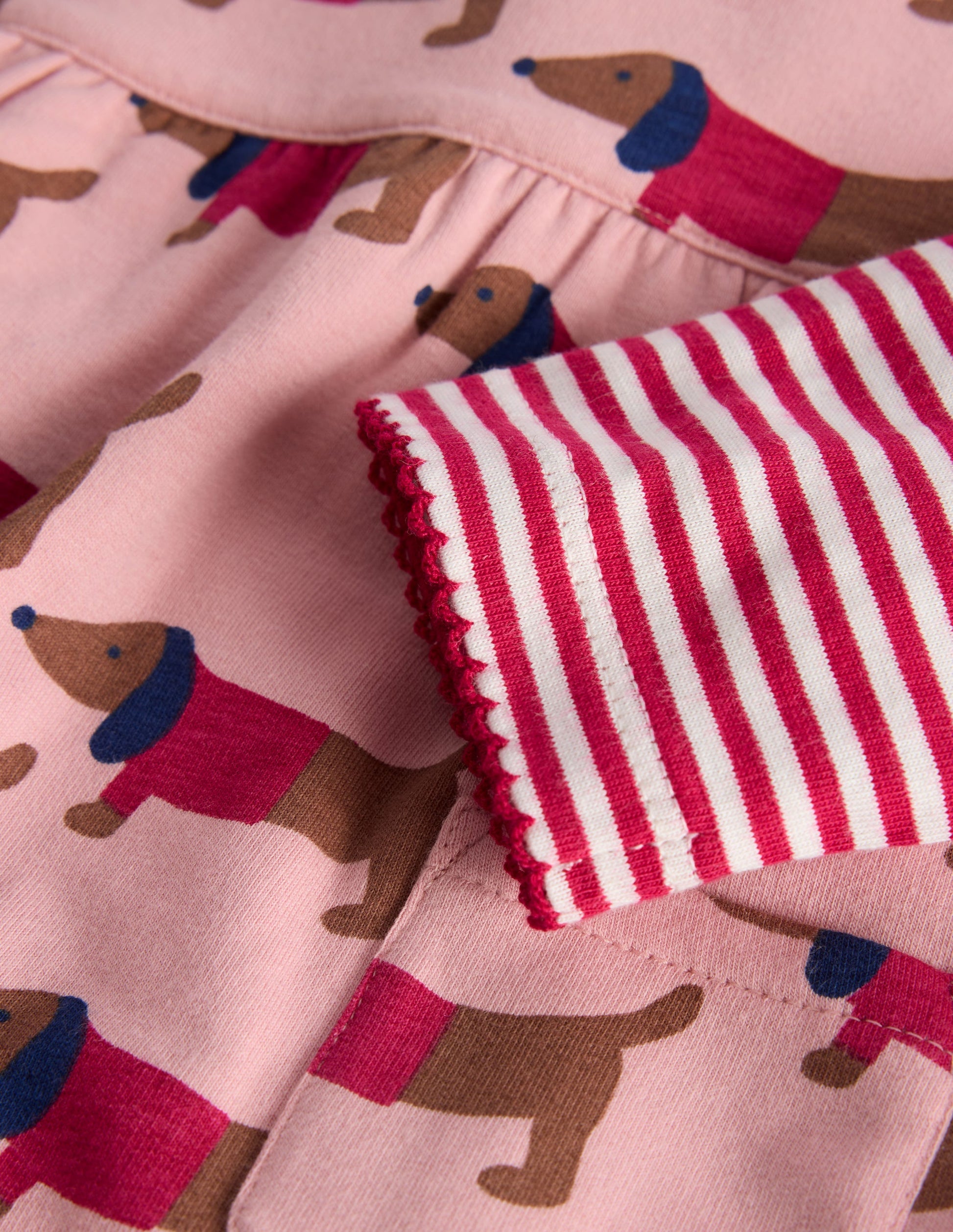 Jersey-Oberteil und Latzhose im Set-Rosa, Dackel-3
