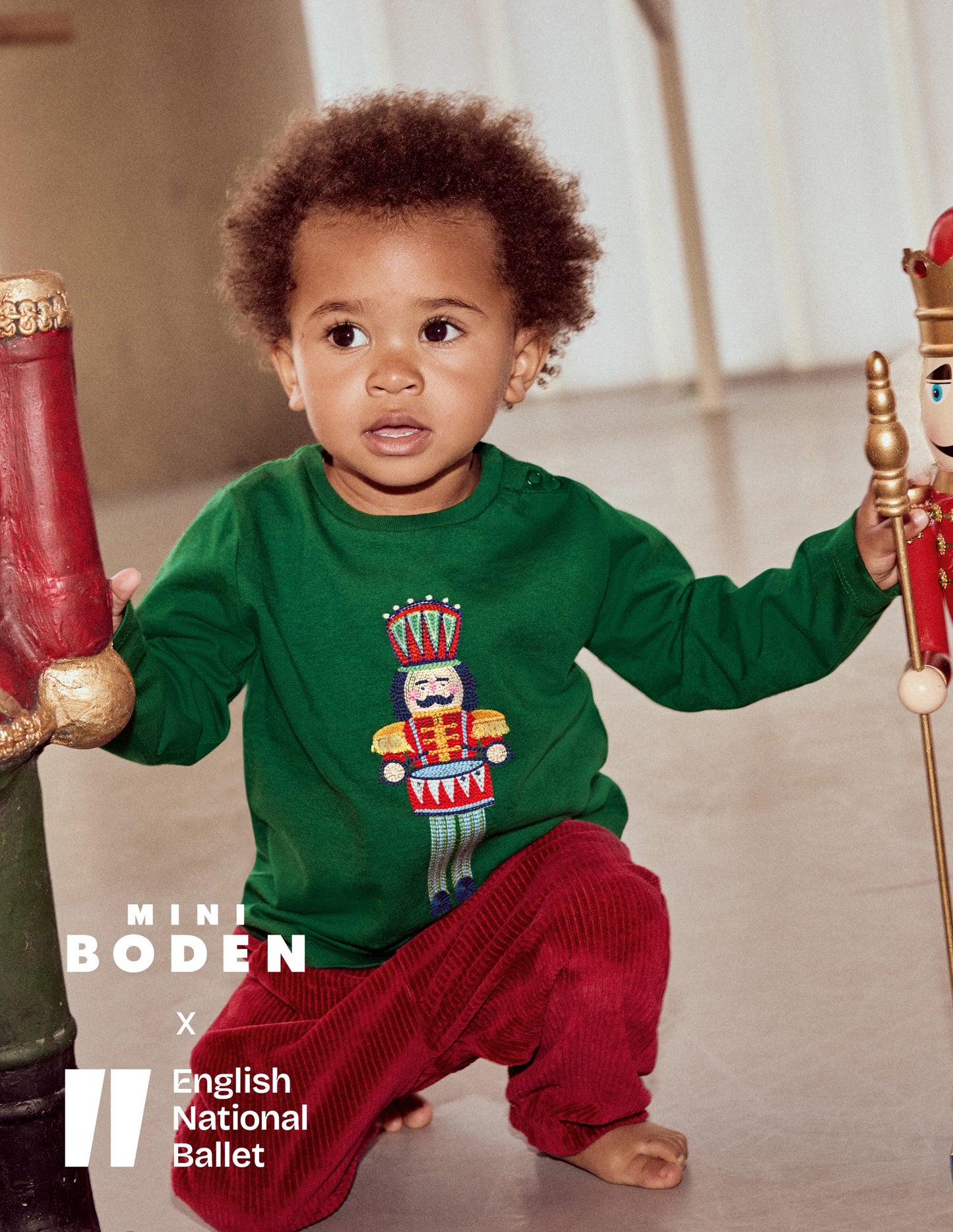 Langärmliges T-Shirt mit Applikation-Piniengrün Nussknacker