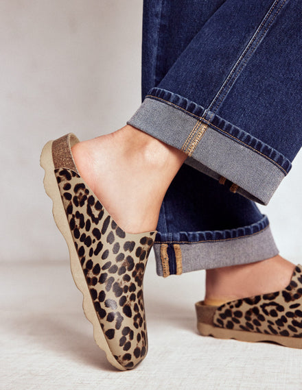 Lyla Clogs in Blockfarben-Mohair, Leopardenmuster