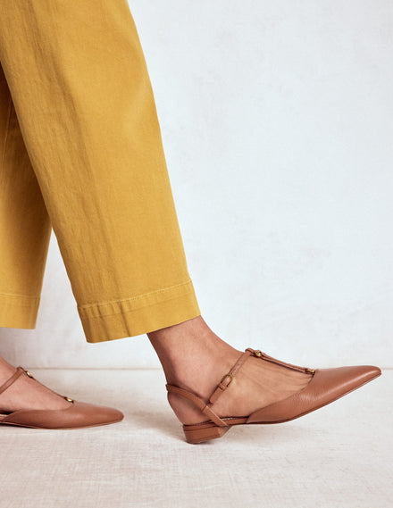 Flache, spitze Schuhe mit T-Steg-Hellbraun