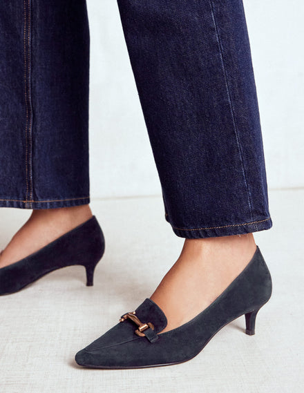 Iris Spitze Loafer mit Absatz und Trensendetail-Marineblau