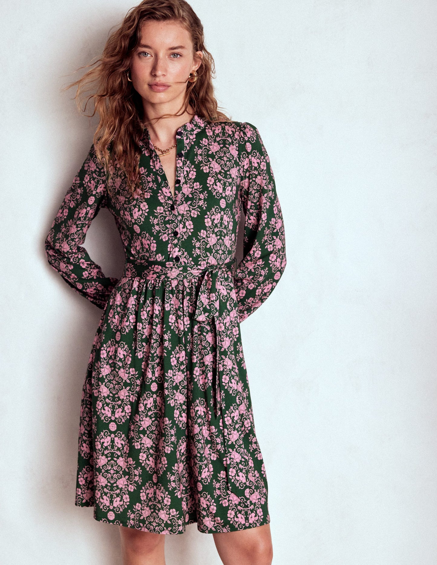 Willow Hemdblusenkleid mit Rüschenausschnitt-Grün, Gitterornament