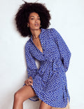 Willow Hemdblusenkleid mit Rüschenausschnitt-Leuchtendes Blau, Punkte