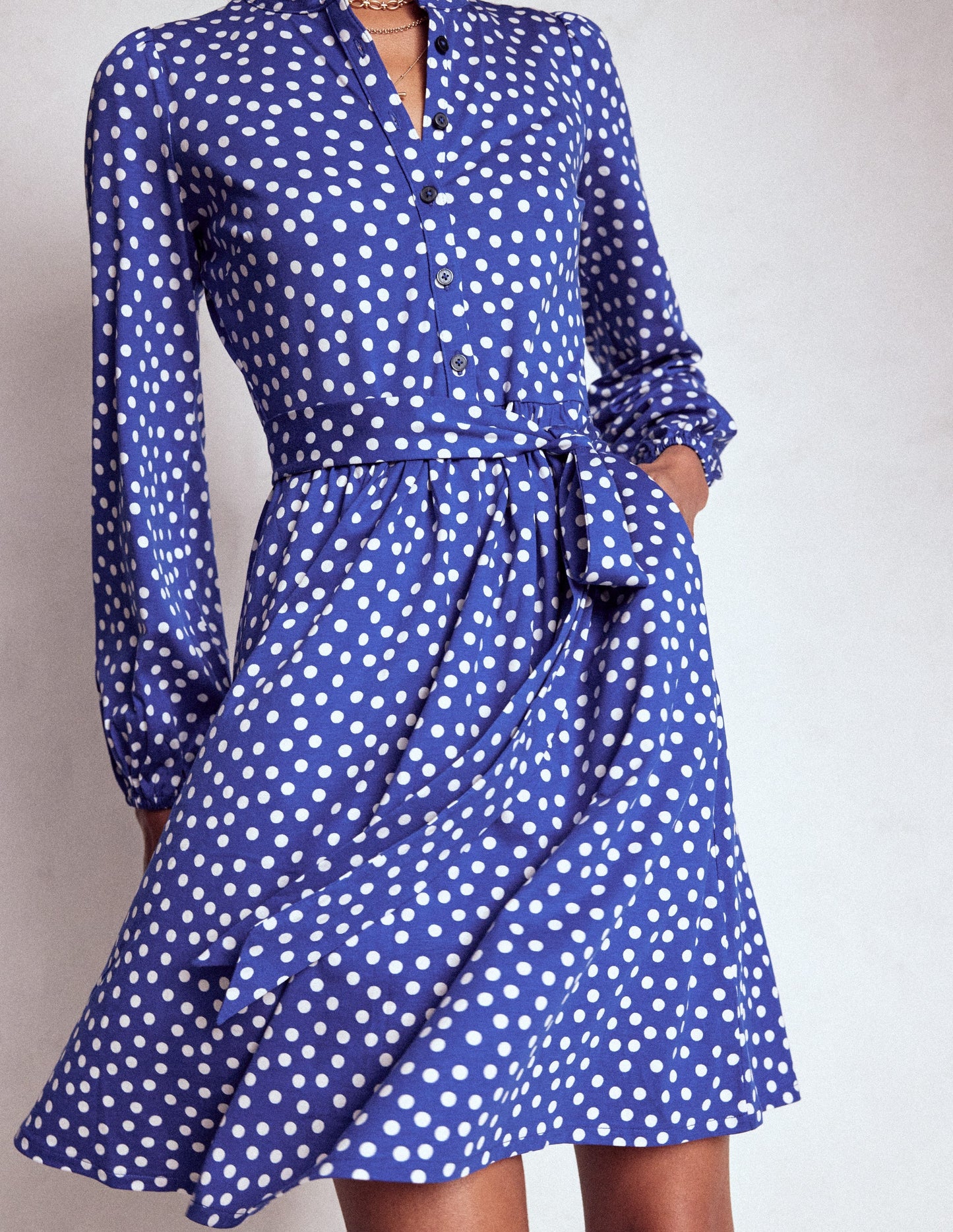 Willow Hemdblusenkleid mit Rüschenausschnitt-Leuchtendes Blau, Punkte