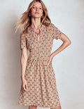 Naomi Kurzärmliges Kleid-Cognac, Geo-Ornament