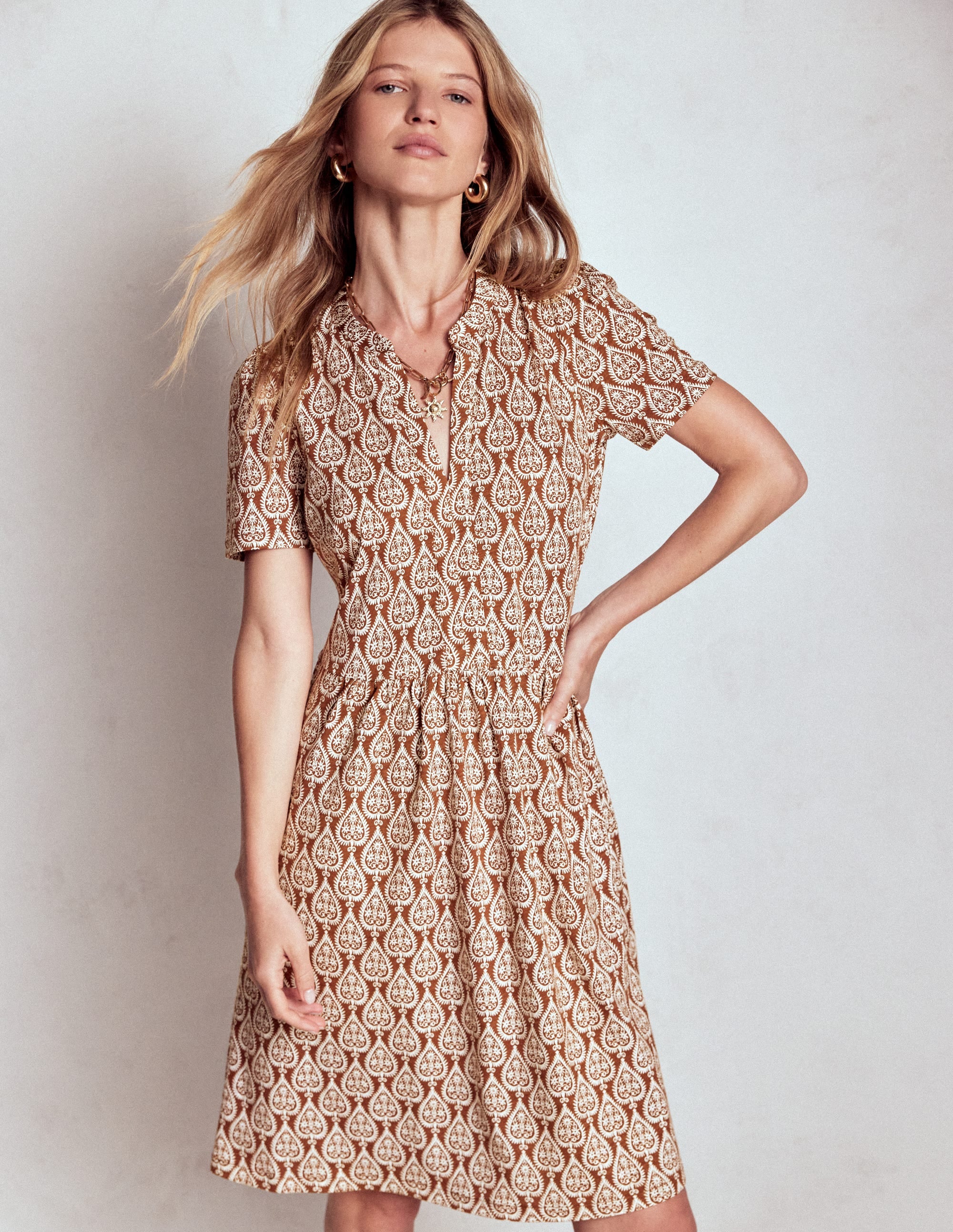 Naomi Kurzärmliges Kleid-Cognac, Geo-Ornament - Image 1