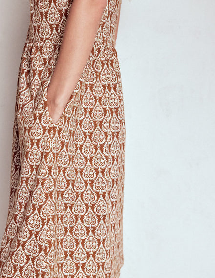 Naomi Kurzärmliges Kleid-Cognac, Geo-Ornament