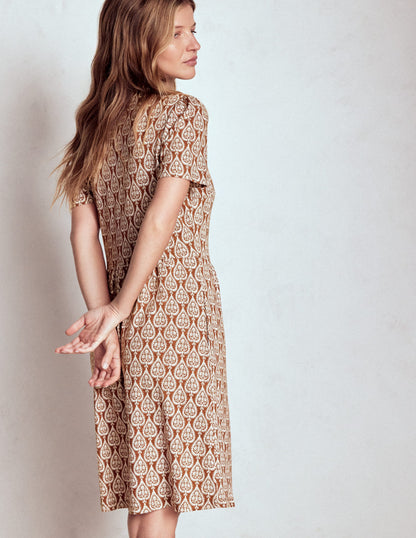 Robe Naomi à manches courtes-Cognac, motif Ornate Geo-3