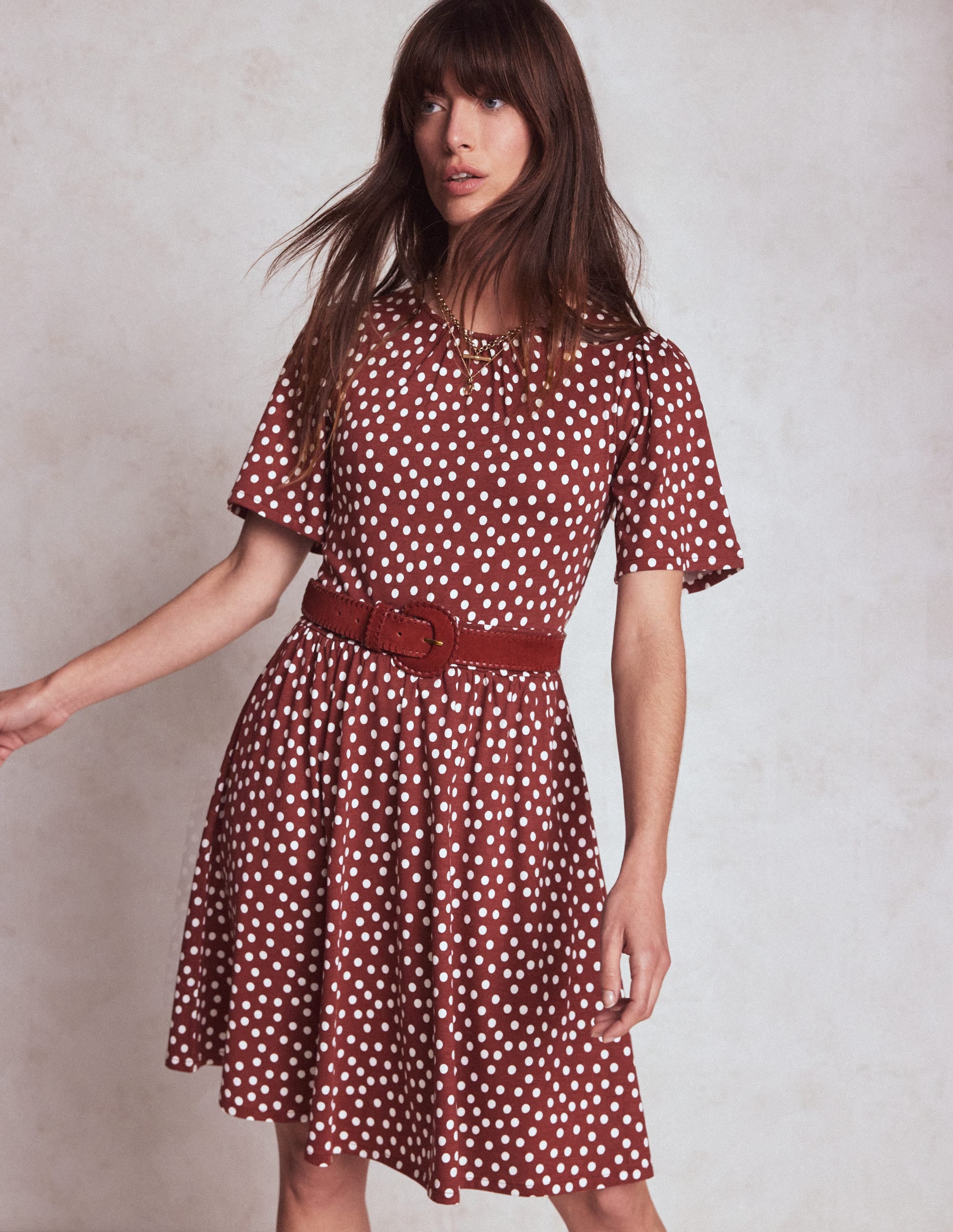Louisa Kurzes Jerseykleid-Kastanie, Gemalte Tupfen - Image 1