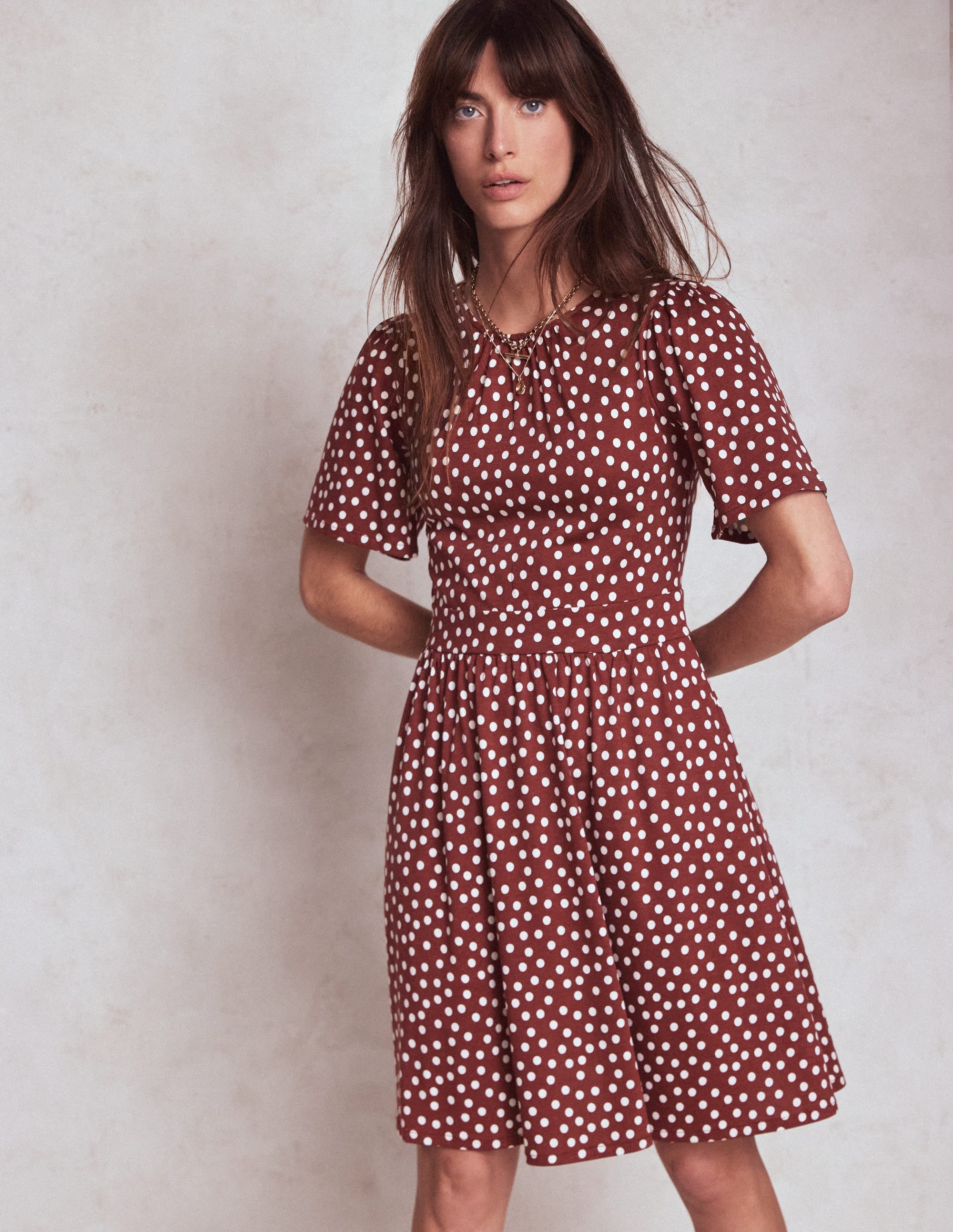 Louisa Kurzes Jerseykleid-Kastanie, Gemalte Tupfen - Image 4