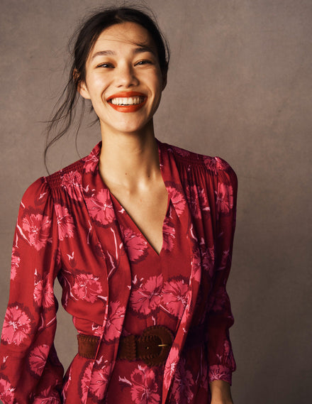 Robe Brooke style 40s avec liens à l'encolure-Rouge canneberge, motif Delicate Vine