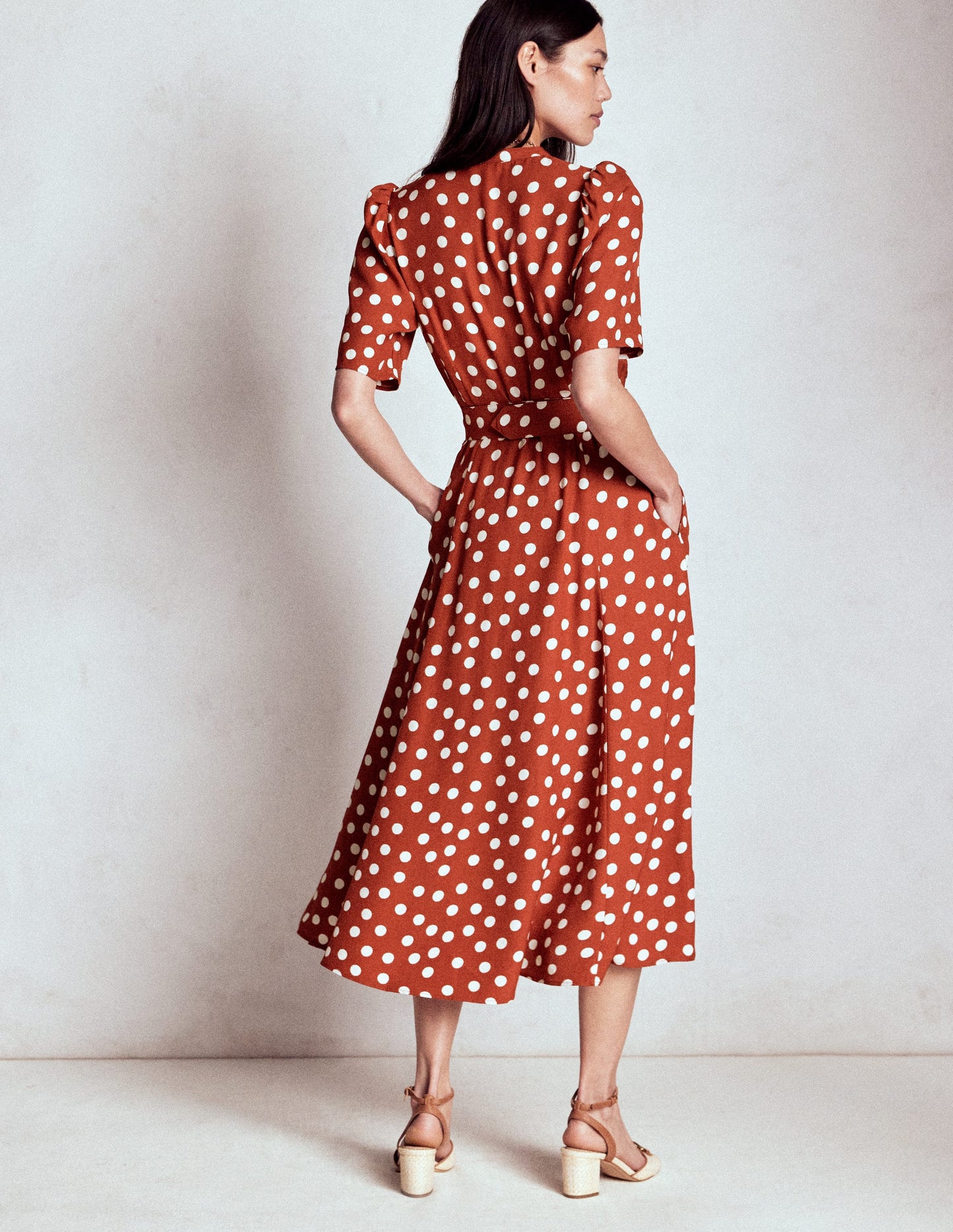 Robe Kate à ceinture et manches bouffantes-Châtaigne grillée, pois peints