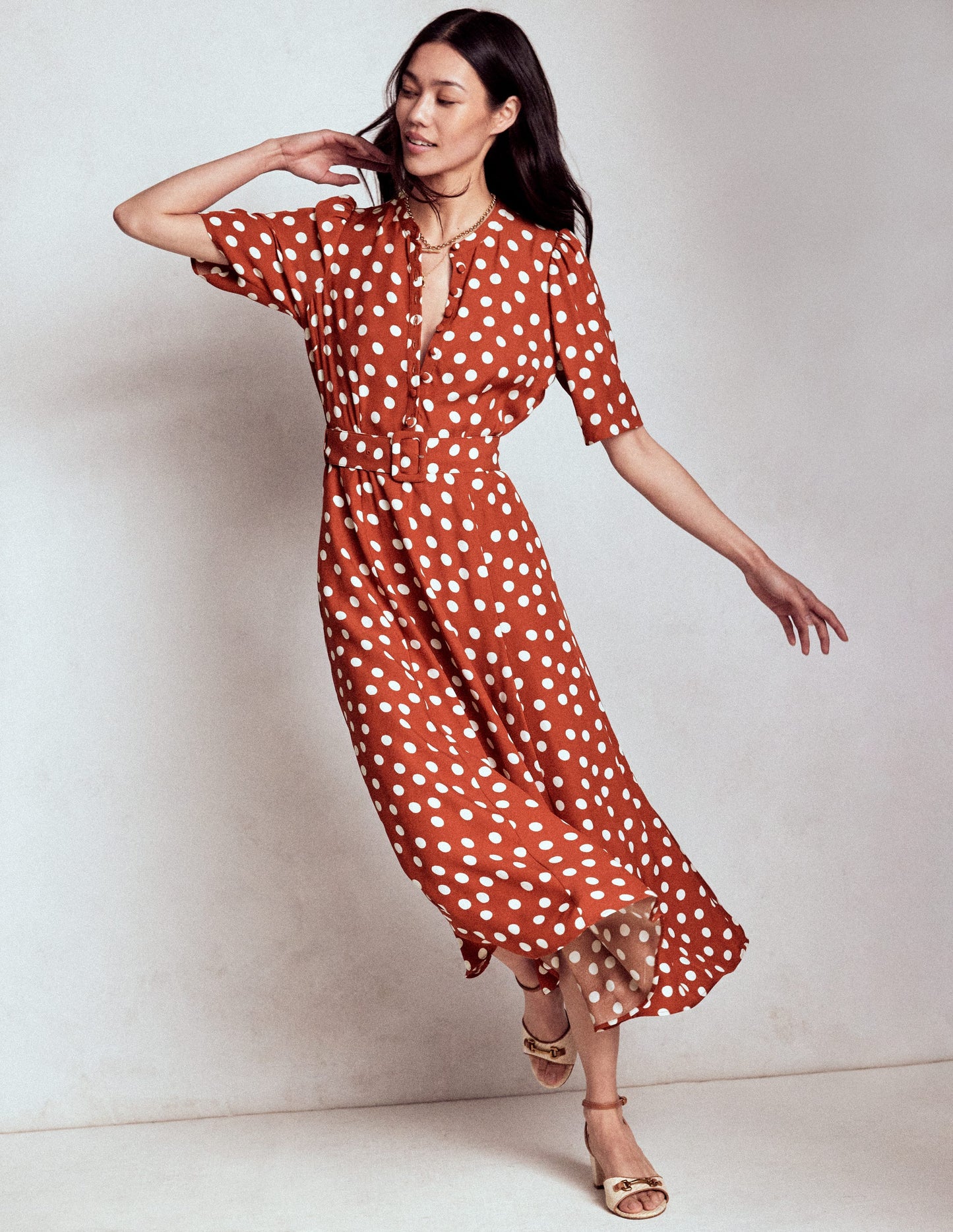 Robe Kate à ceinture et manches bouffantes-Châtaigne grillée, pois peints
