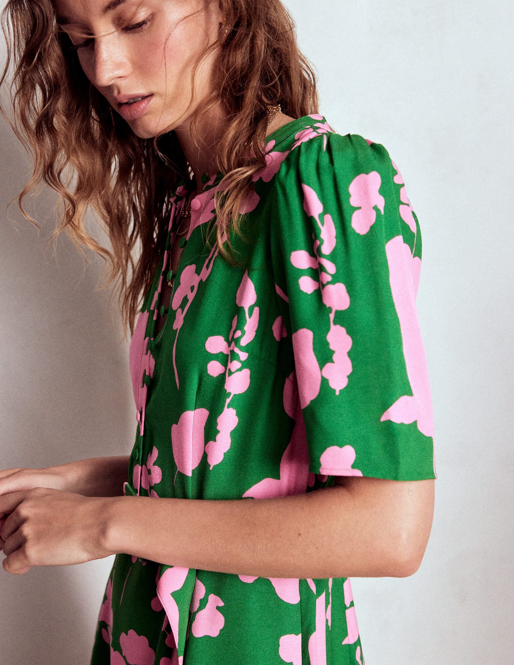 Kate Kleid mit Puffärmeln und Gürtel-Hochlandgrün, Zarte Zweige - Image 4