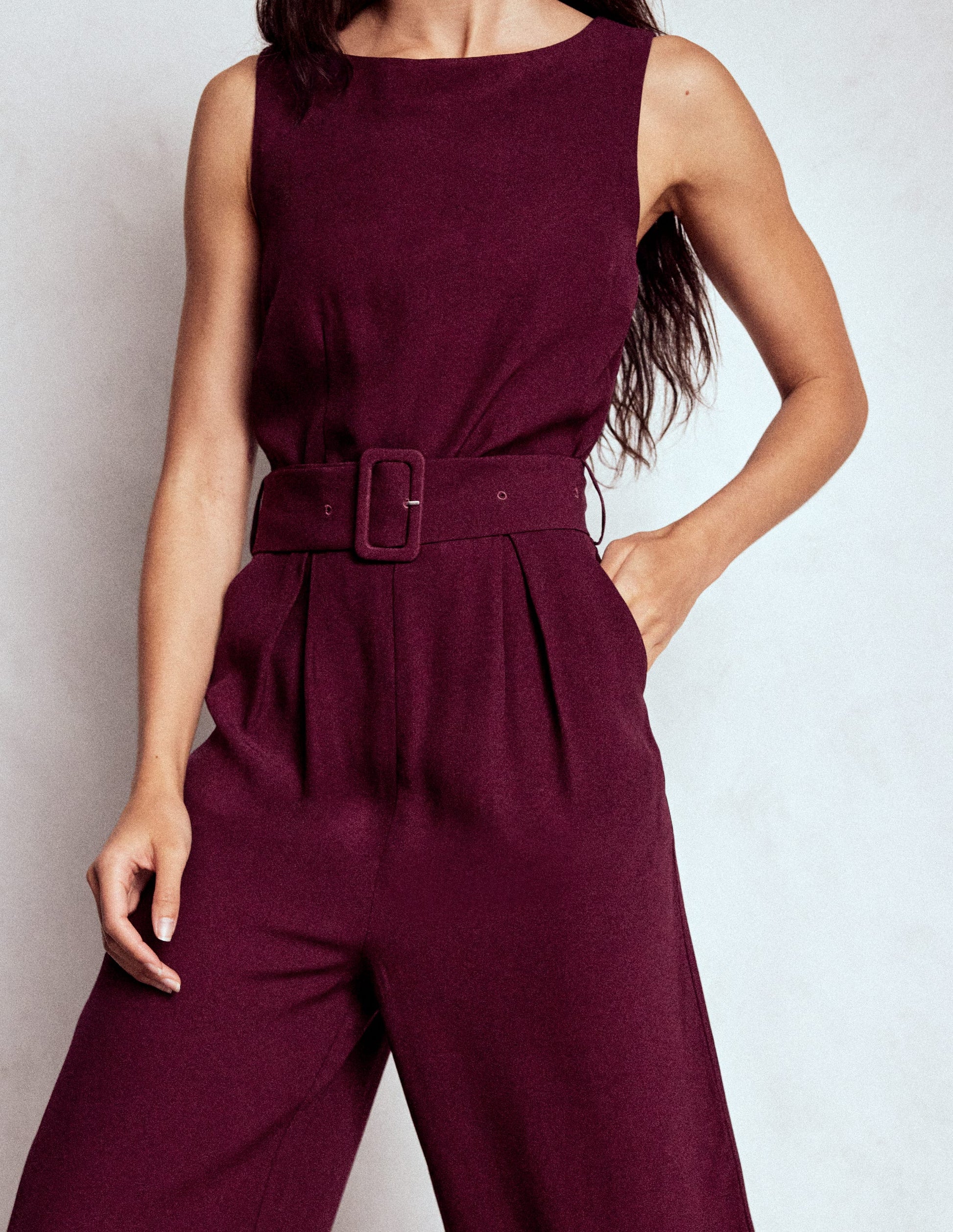 Gwen Jumpsuit mit U-Boot-Ausschnitt-Dunkle Kirsche-2