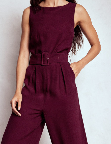 Gwen Jumpsuit mit U-Boot-Ausschnitt-Dunkle Kirsche