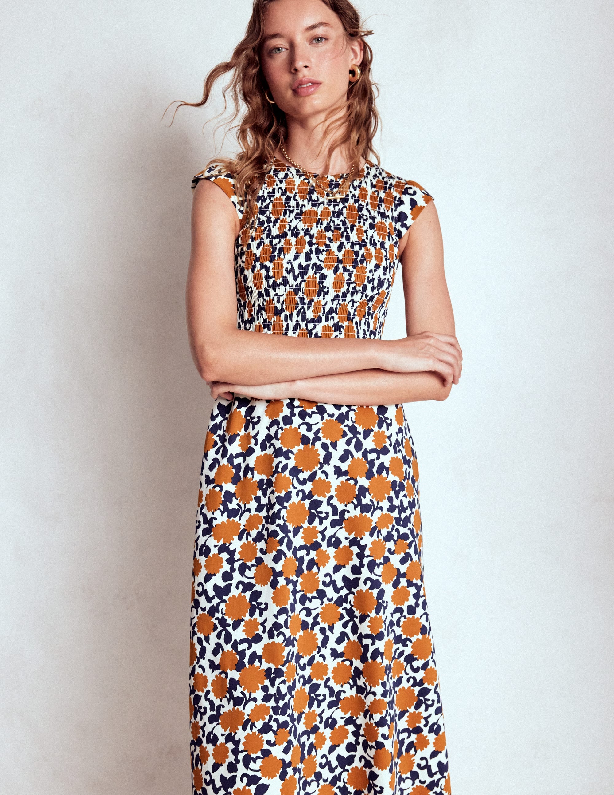 Carolina Gesmoktes Midikleid-Cognac, Blütenrebe - Image 1