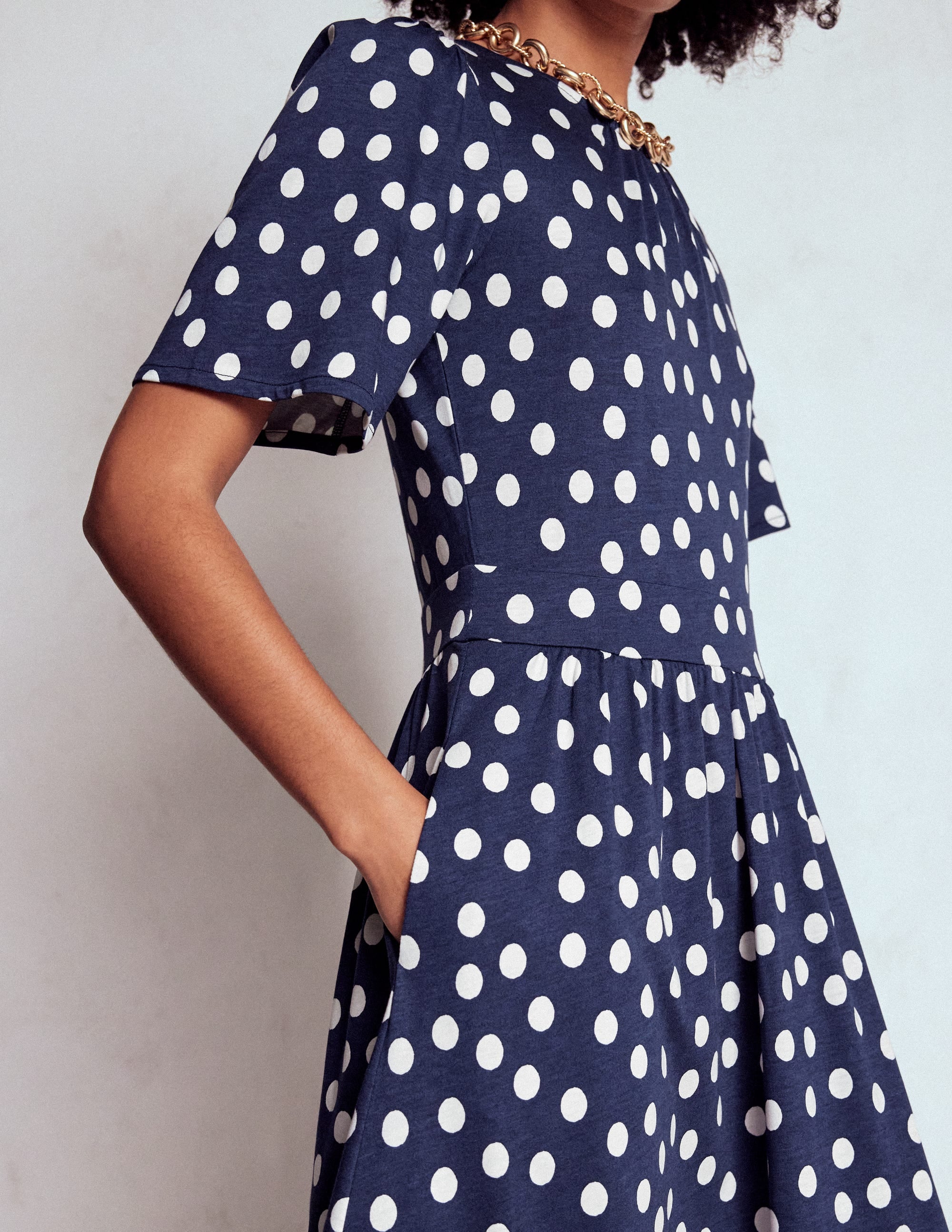 Louisa Jersey-Midikleid-Französisches Marineblau, Gemalte Tupfen - Image 2