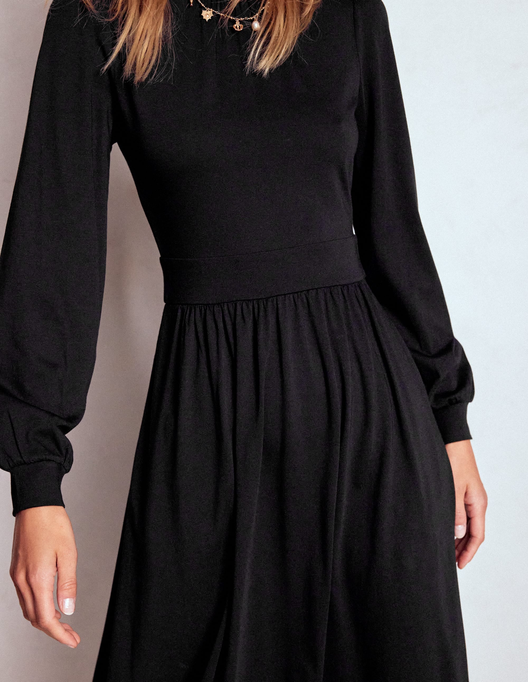 Alexandra Jersey-Midikleid-Schwarz - Image 2