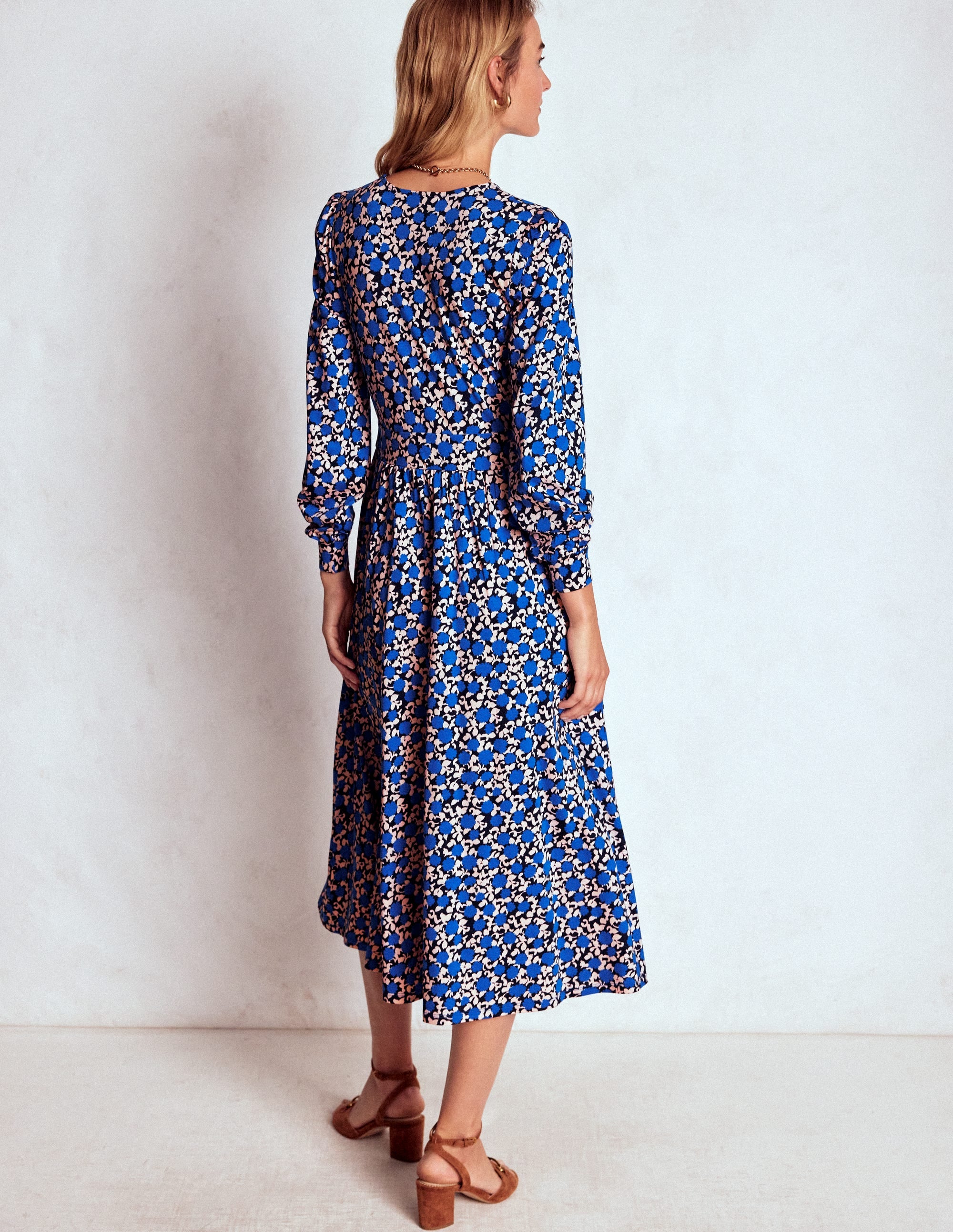 Alexandra Jersey-Midikleid-Eisvogelblau, Blütenrebe - Image 3