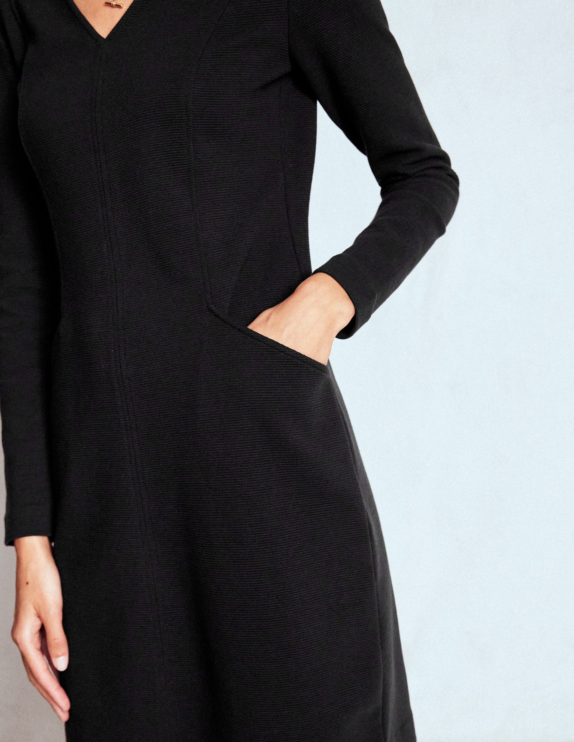 Ellen Ottoman-Kleid mit V-Ausschnitt-Schwarz-2