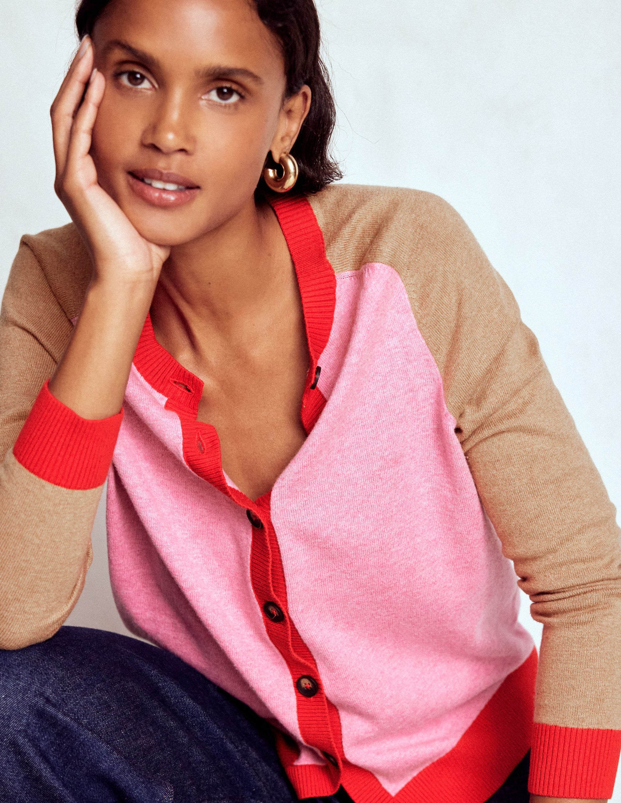 Meg Strickjacke mit Raglanärmeln-Kamelbraun, Rosa Blockfarben - Image 2