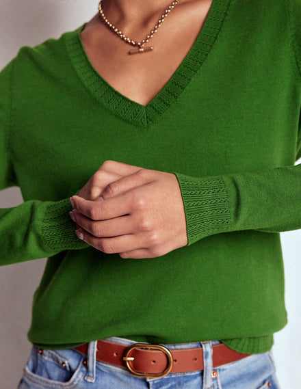 Emilia Baumwollpullover mit V-Ausschnitt-Promenadengrün