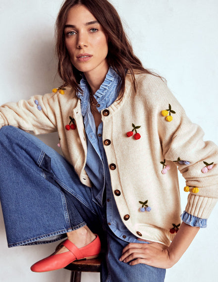 Natalie Strickjacke mit Stickerei-Haferbeige Melange, Kirsche
