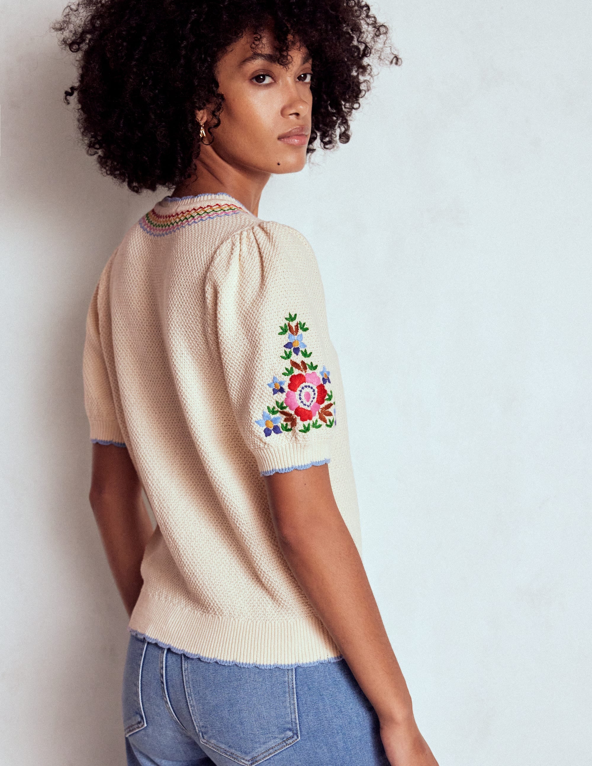 T-Shirt mit Puffärmeln und Stickerei-Warmes Naturweiß - Image 3