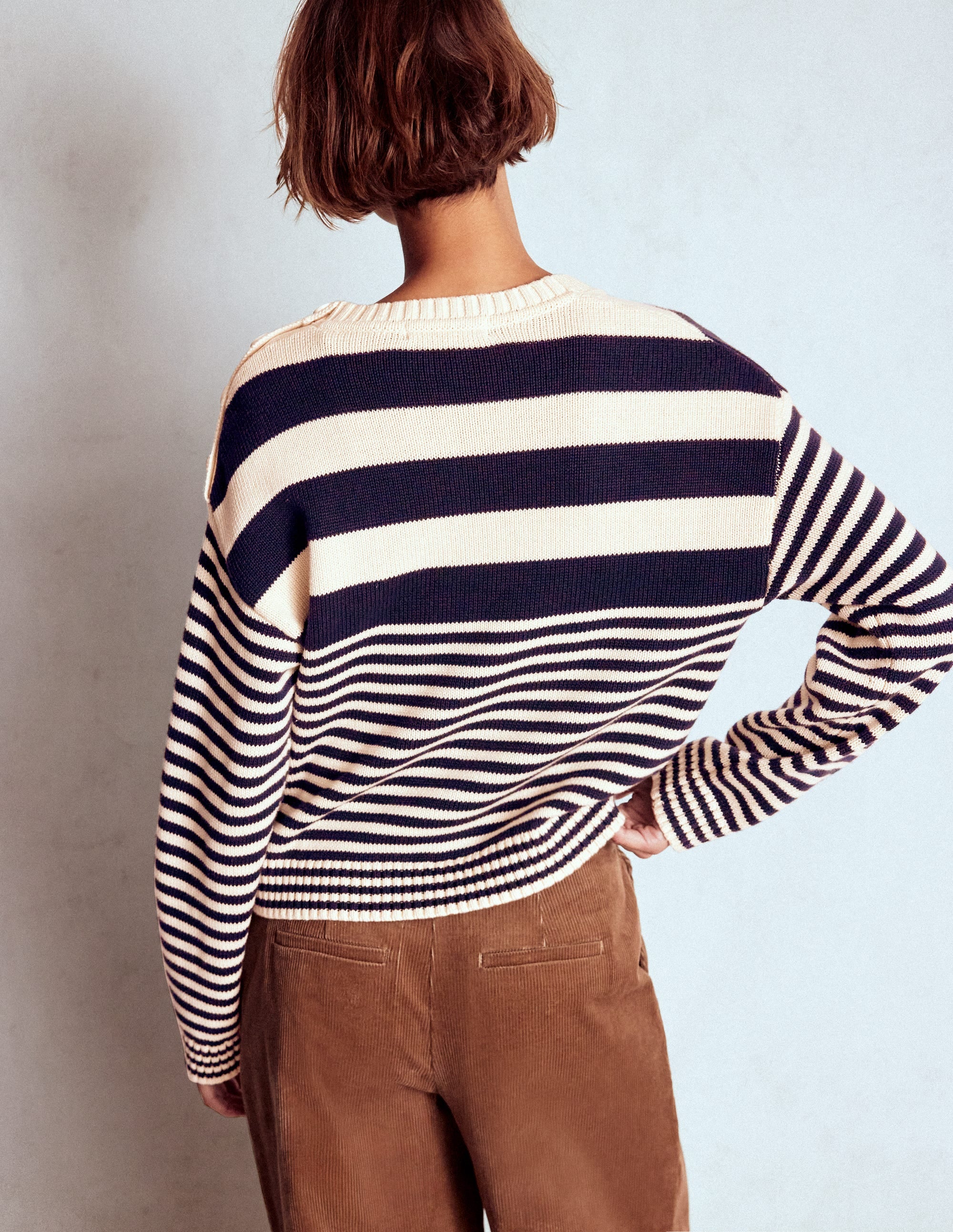 Jemma Breiter Baumwollpullover-Naturweiß/ Marineblau - Image 2