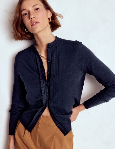 Angela Baumwollstrickjacke mit Muschelsaum-Marineblau
