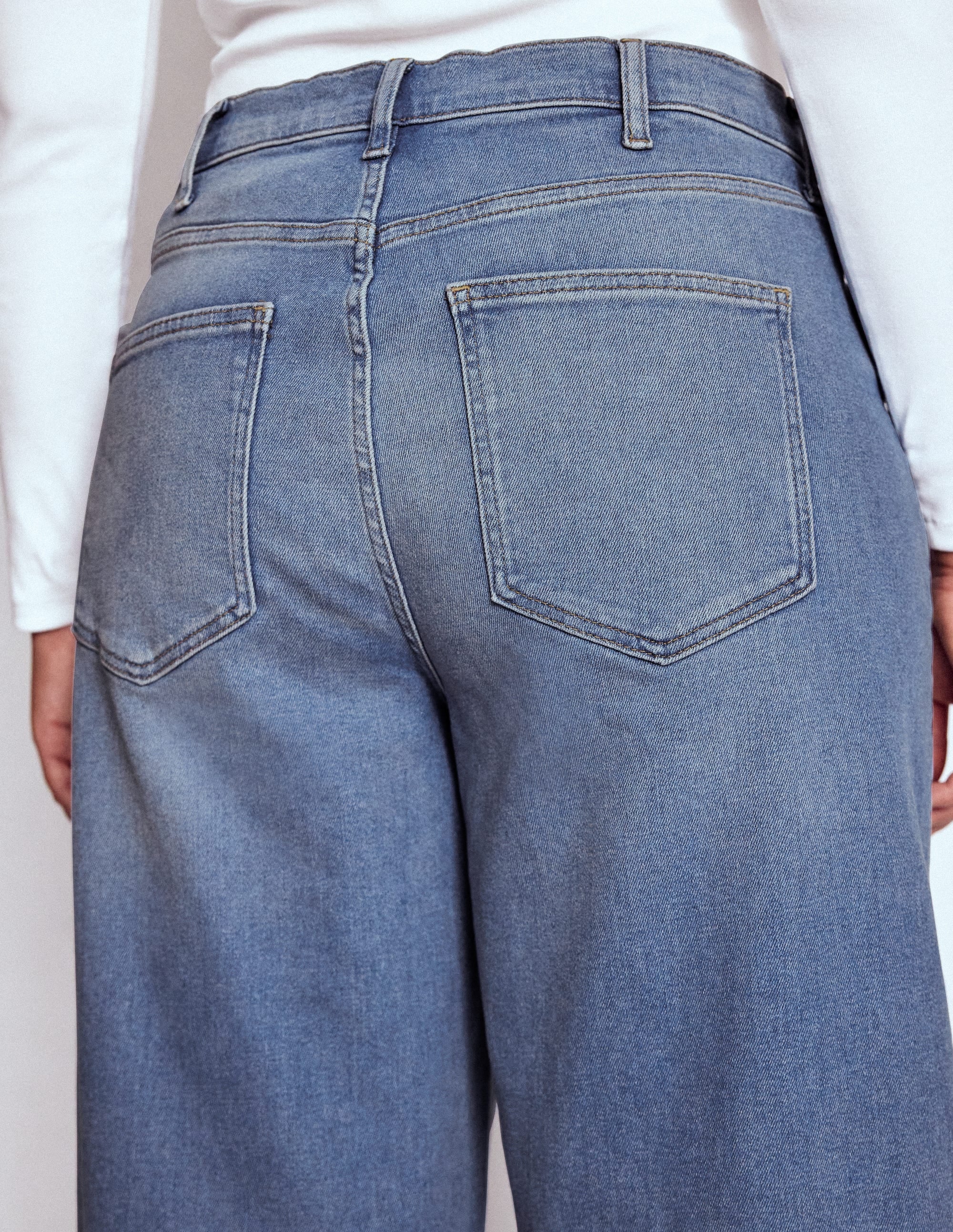 Hoch geschnittene Jeans mit weitem Bein-Ausgeblichene Optik - Image 9