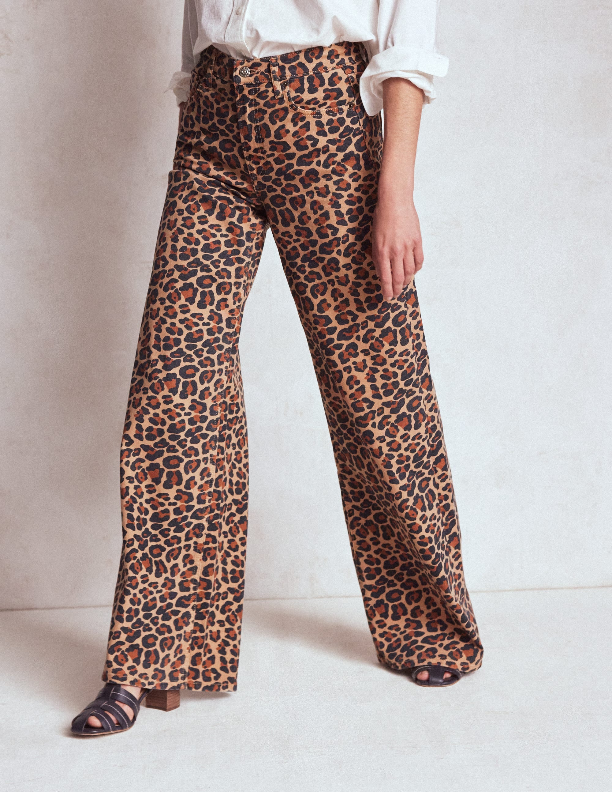 Hoch geschnittene Jeans mit weitem Bein-Leopardenmuster - Image 4